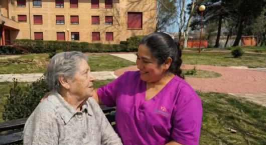 Cuidadora con persona mayor en residencia de Alzheimer en Toledo Cuidadora con persona mayor en residencia de Alzheimer en Toledo