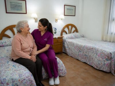 residente con gerocultora en su habitación residencia alzheimer residente con gerocultora en su habitación residencia alzheimer