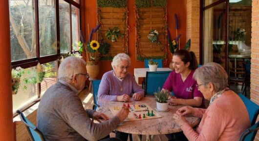 residentes juego mesa residencia alzheimer Toledo